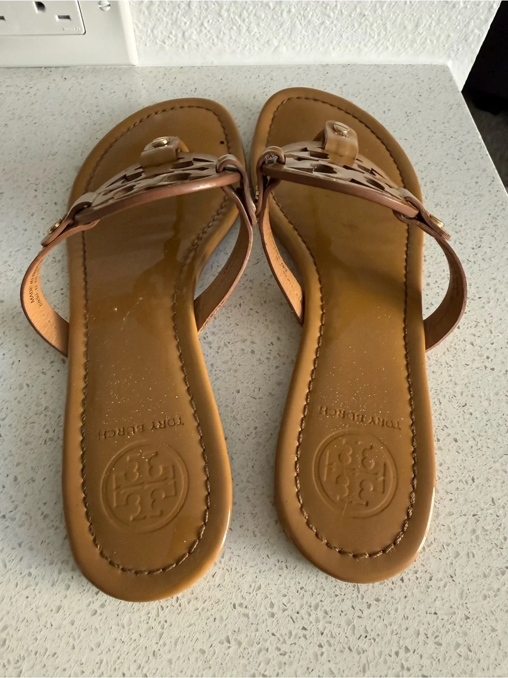 Tory Burch Miller Flip Flop Sandals Tan Patent Leather Womens Size 8.5